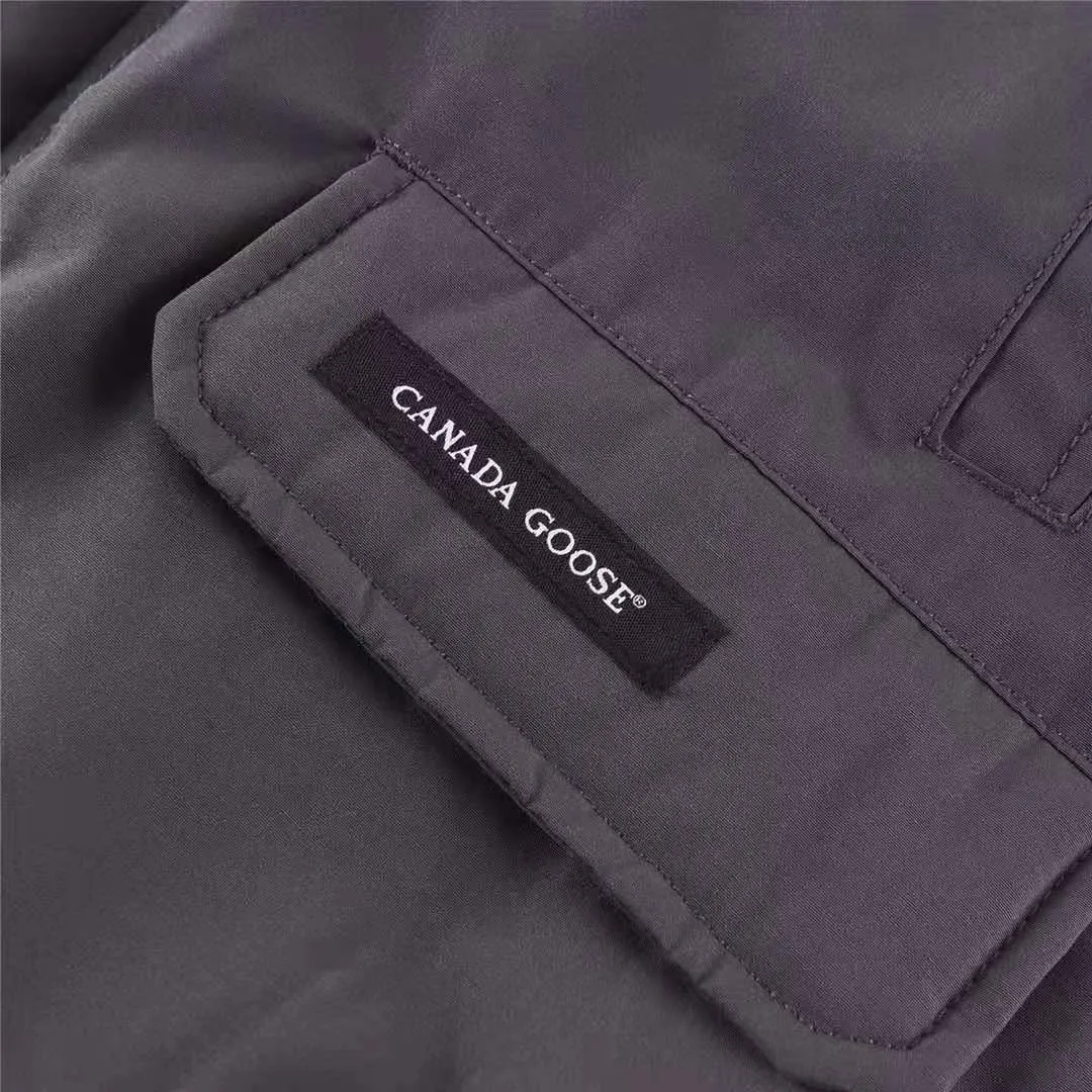 P780 with dust bag) Canada Goose Canada Goose #Chilliwack 7999M bomber jacket short down jacket ➖ Genuine synchronous anti-counterfeiting chip sensor! ➖ Imported 21-count polyester-cotton blended original fabric [last year’s 16-count/18-count hard fabrics have been completely eliminated, this year all use 21-count genuine synchronous fabrics, the soft mid-strap feels delicate and textured], genuine synchronous Feather-Light 10D waterproof coating fabric, made of 84.5 polyester fiber and 15.5 cotton, 100% the best feel in the entire network! ➖ The genuine official website is synchronized with the national standard 80 white duck down, you can check the official website customer service, there will never be a series of misleading claims such as 90 down or goose down! ➖ Using the best nylon lining with double double-layer sealing design, velvet-proof No. 7 needle + grid-filled down ready-made garments, there is 100% no so-called velvet running! ➖ The cuffs are designed with thickened seamless threads, and the collar and pockets are lined with top-quality polar fleece to keep you warm and comfortable! ➖ Yoshida YKK provides original custom-made electroplated sliders. YKK two-way lockable zippers are tight and smooth and will not peel off paint! ➖ 3M composite guarantees that the Velcro is the same as the original, durable, and all accessories and hardware are custom-made! ➖ Imported BEHRINGER embroidery machine to customize the 10,000-needle embroidery logo, 98% of which can be reproduced to restore the original logo. You can check and compare on the official website! 01 models for men and women SIZE: XS S M L XL XXL